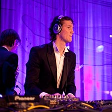John & Mr. Smith - DJ & Saxofonist Duo - Optreden Gala - Studentenfeest - Bruiloft